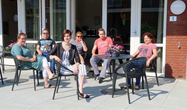 Bewoners Silvanna, Joan en Femke, gastvrouw Mireille, bewoner Roger en begeleidster Lucie (vlnr).