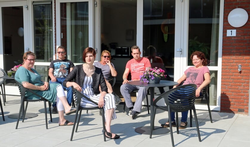 Bewoners Silvanna, Joan en Femke, gastvrouw Mireille, bewoner Roger en begeleidster Lucie (vlnr).