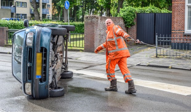 De auto is door een berger weer op vier wielen gezet.