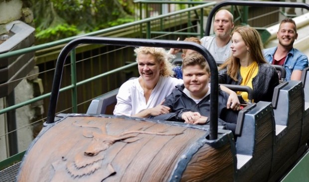 Twan (rechtsvoor) geniet van de achtbanen in de Efteling.