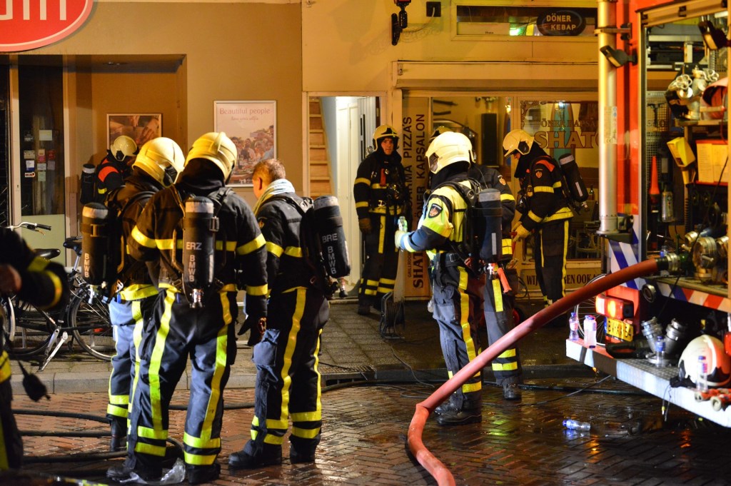 De brandweer blust bij supermarkt Odin.