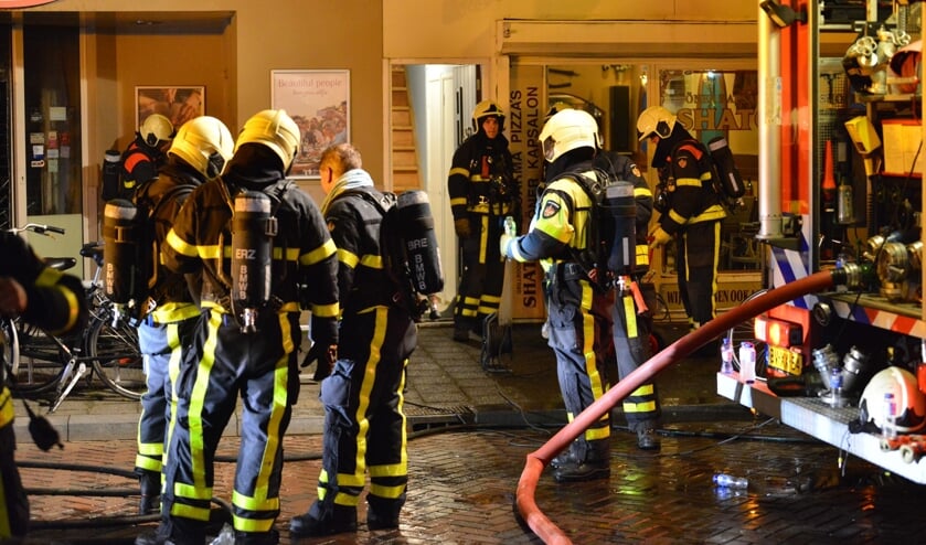 De brandweer blust bij supermarkt Odin.