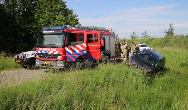 De auto eindigde in de berm langs een sloot.