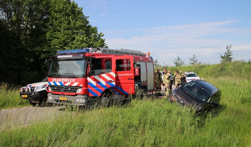 De auto eindigde in de berm langs een sloot.