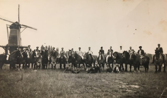 De groepsfoto van Ons Genoegen uit 1953.