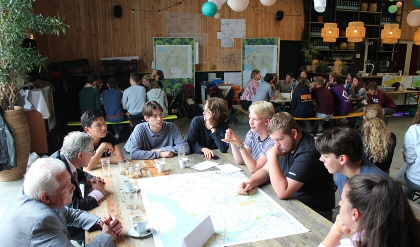 Bert van Kesteren en Theo van Es spreken met een aantal studenten over de actuele situatie in gemeente Steenbergen.