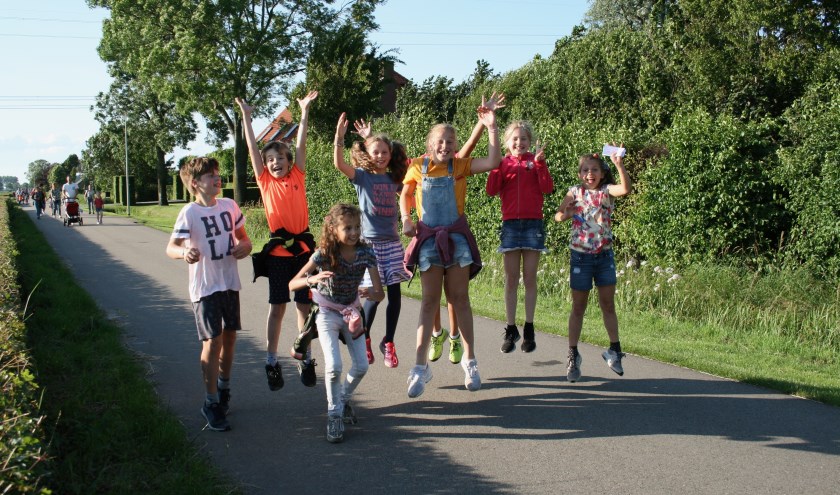 Lopen met een lach in Hoeven. FOTO DIRK POOT
