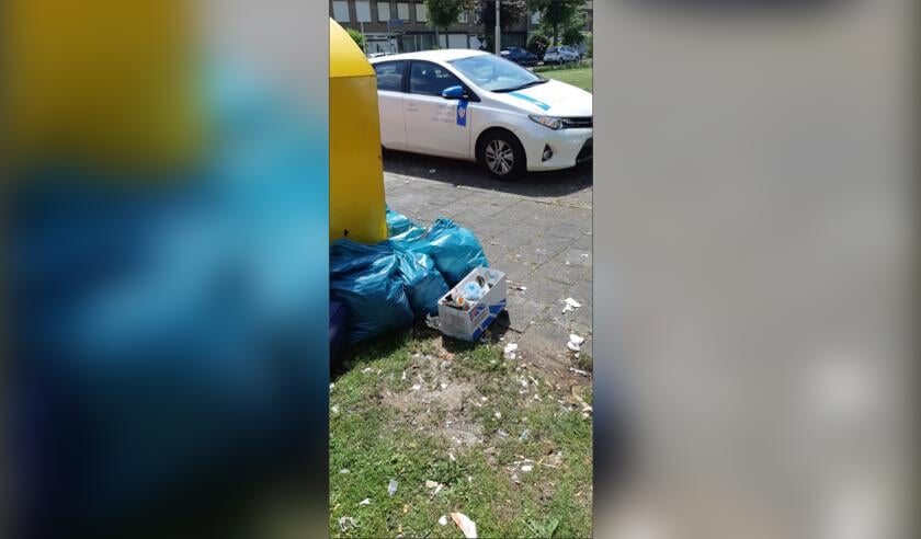 Het afval werd naast een container aangetroffen.