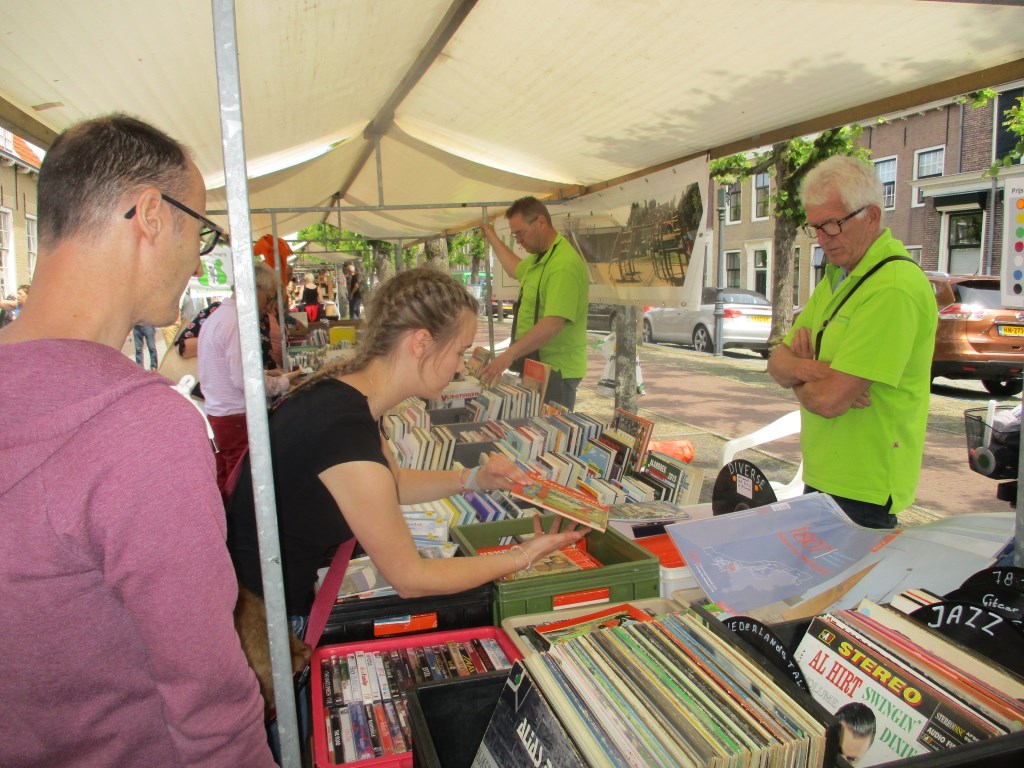 Er werden vele boeken verkocht op de markt.