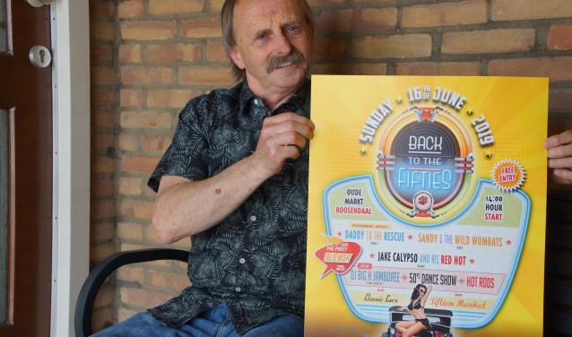 Corné Rossen toont het affiche van het Retro Back to the Fifties-evenement 2019. FOTO RENÉ BRUIJNINCX
