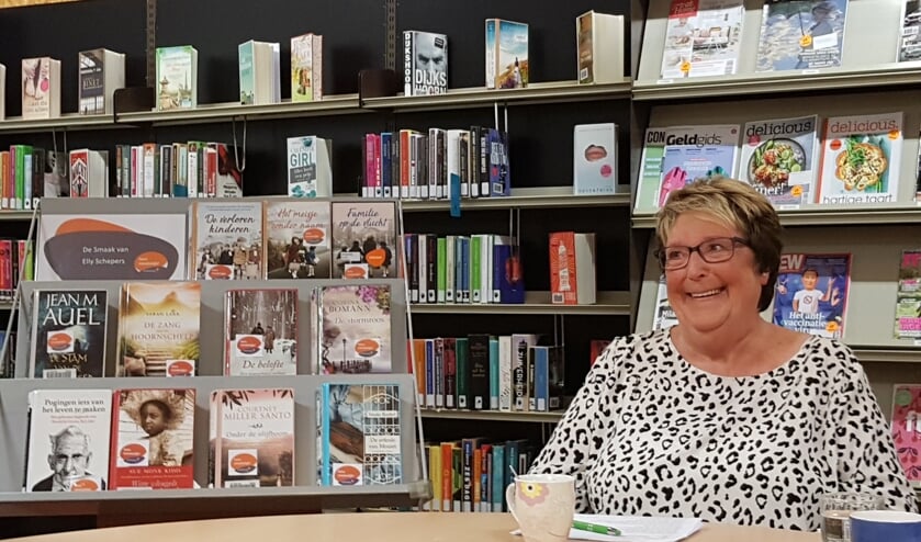 Boekenproeverij met Elly Schepers. FOTO YVONNE VAN EGMOND