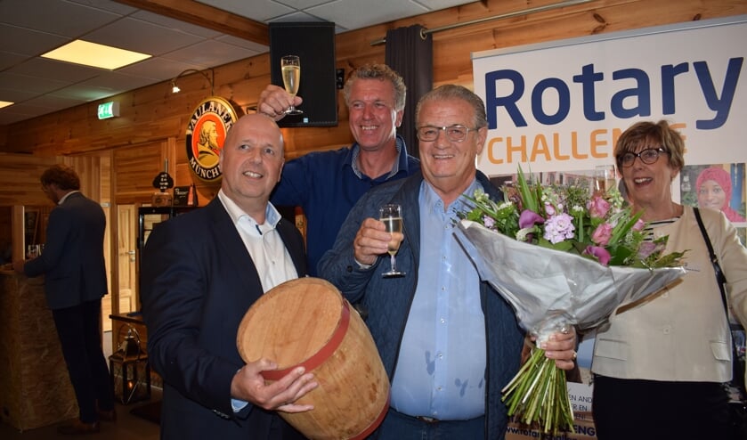 Johan Nooijens was de hoogste bieder op het vaatje nieuwe haring! FOTO STELLA MARIJNISSEN