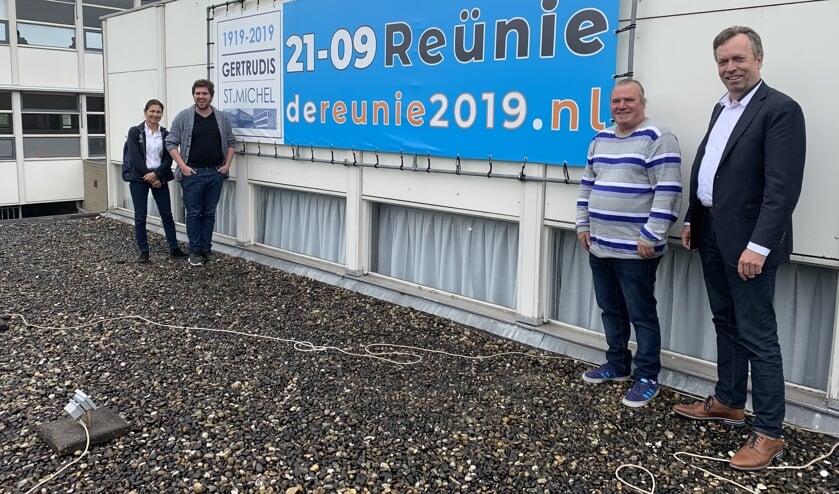 Harry Meijers, Bram van Arendonk, Jean Pierre Luijkx en Dolly Tuenter werken samen met twee oud-leerlingen hard aan de voorbereidingen voor de reünie FOTO REMKO VERMUNT
