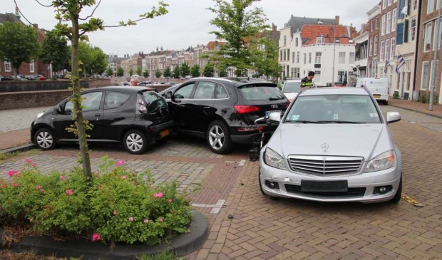Drie auto's raakten beschadigd bij het ongeval.