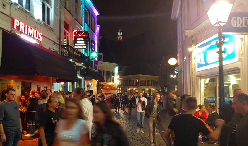 Vismarktstraat tijdens uitgaansnacht.