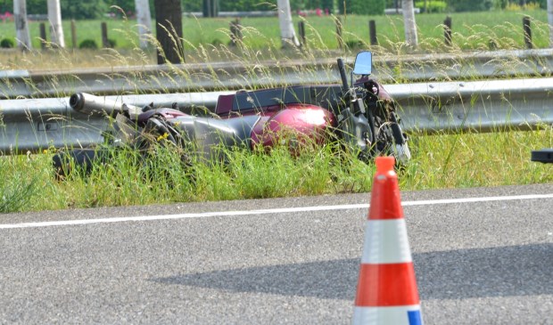 De motor kwam tegen de vangrail terecht.