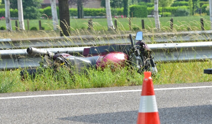 De motor kwam tegen de vangrail terecht.