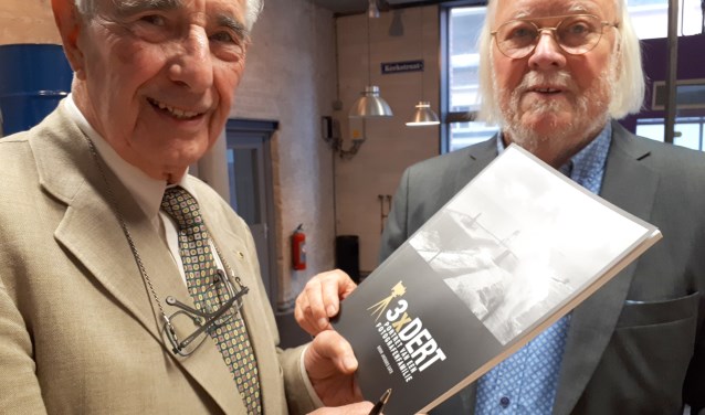 Hans Dert (l) en Jacques Cats met het nieuwe boek.