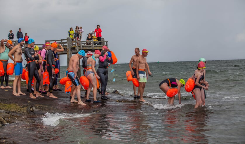 De deelnemers gaan rond 14:00 in Stavenisse te water.