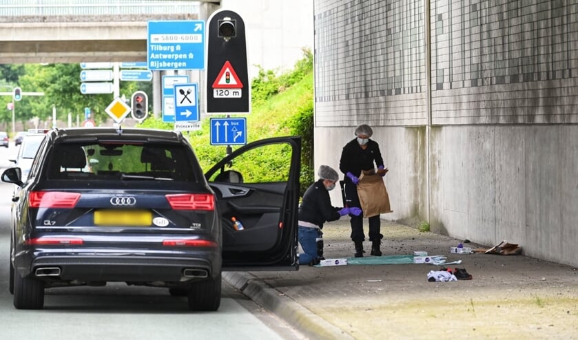 De recherche doet onderzoek op de plek van het incident.