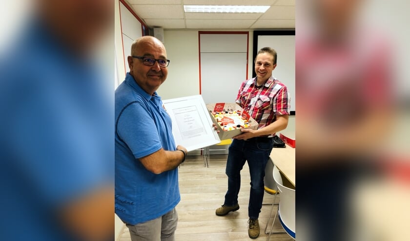 Jac Buermans ontvangt het certificaat en bloemen van SBB voor de beste praktijkopleider