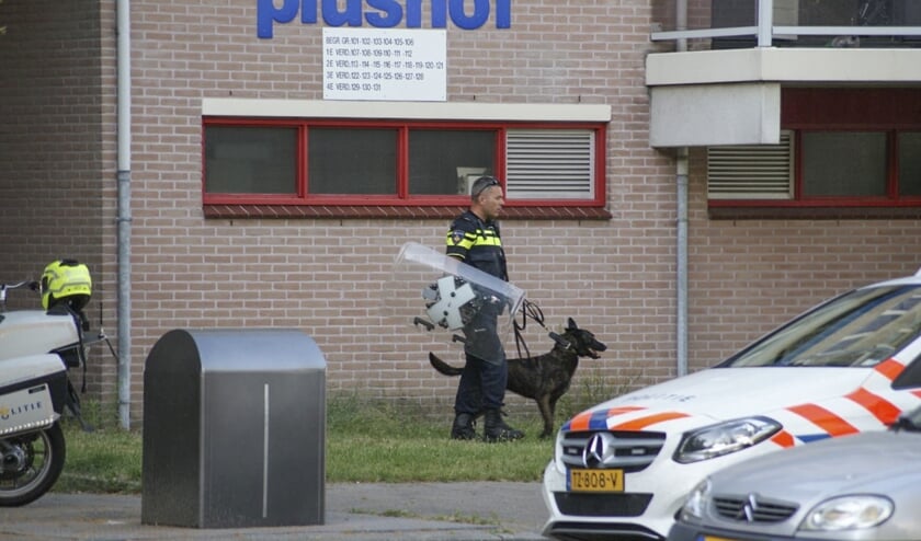 Zes politievoertuigen, waaronder een hondengeleider, kwamen ter plekke.