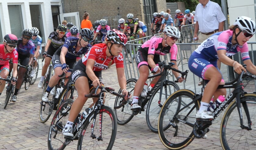 Ook de populaire Puck Moonen (voorgrond) is van de partij in Zevenbergen.