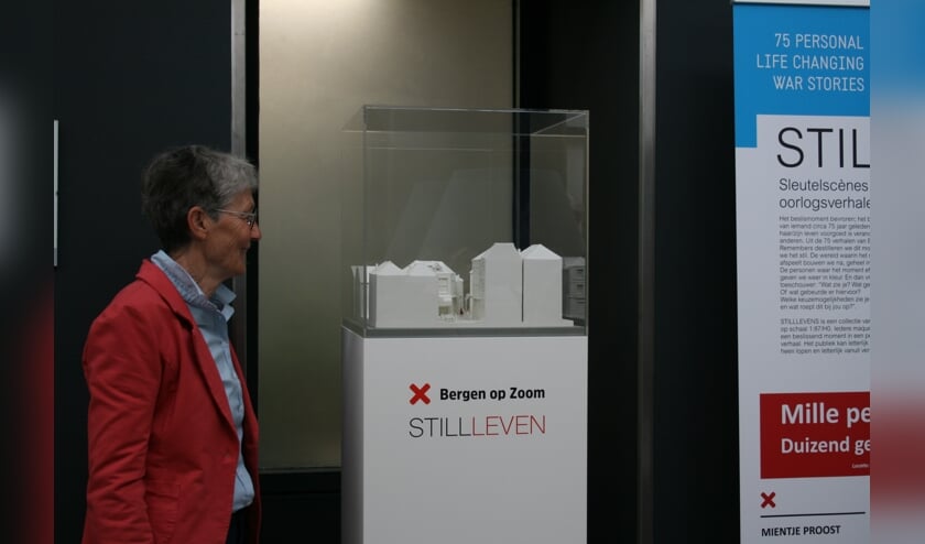 Dochter Marlies bij het verhaal van haar moeder FOTO JAN DIRK HUIJSER