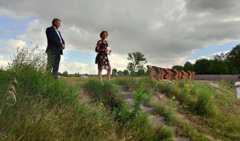 Wethouder Toine Theunis en kunstenares Marijke maas onthulden het kunstwerk FOTO GEMEENTE ROOSENDAAL