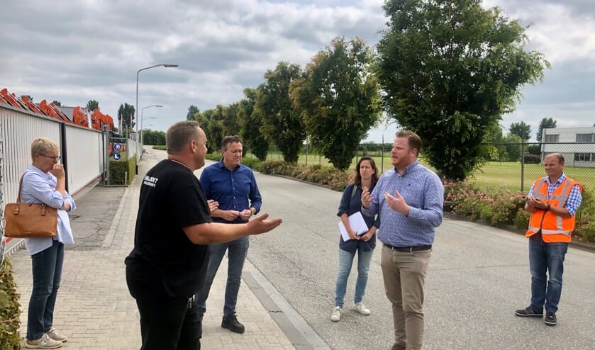 Wethouder Melisse tijdens de schouw in gesprek met ondernemers.