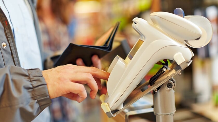 Landelijke pinstoring zorgt voor lange rijen en drukte bij supermarkten en winkels
