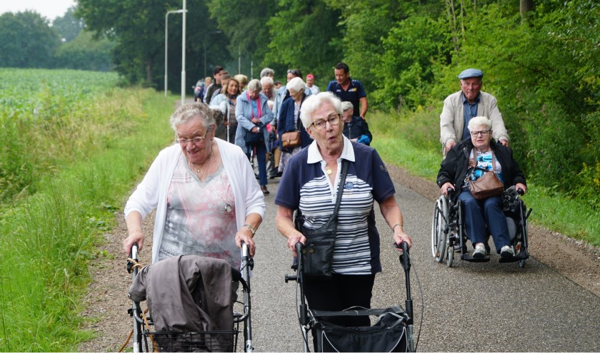 Wandeling met oudere mensen die wonen in de Brink en met mensen die het WerkAtelier en Aleco bezoeken