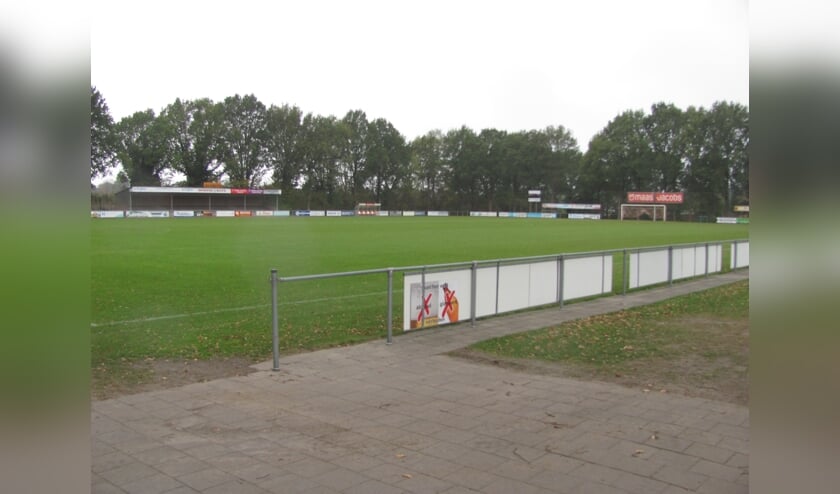 Bij aanhoudende droogte, waar nu sprake van is, kunnen er problemen ontstaan voor grasland en sportvelden. Sproeien is daarom noodzakelijk.