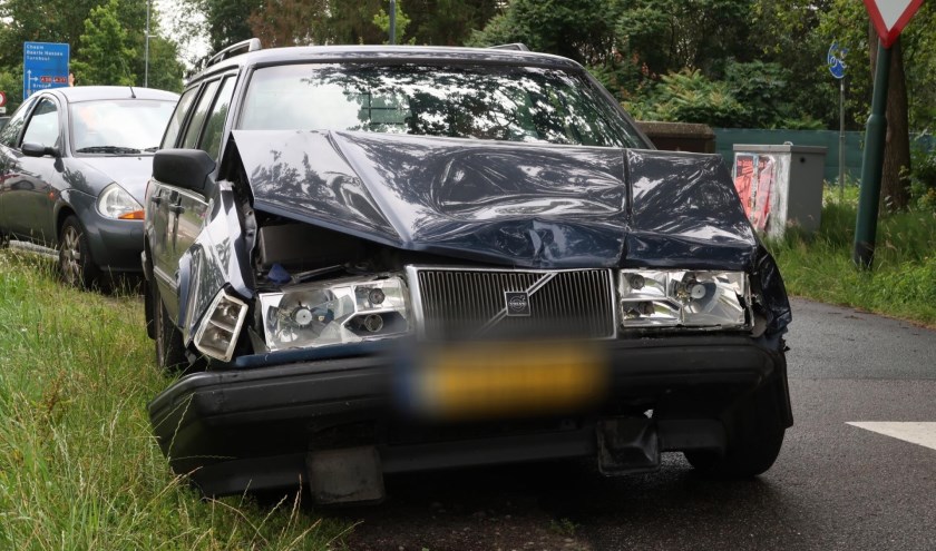 Beide auto's raakten flink beschadigd.