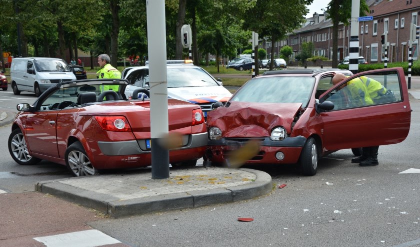 Beide auto's raakten beschadigd.
