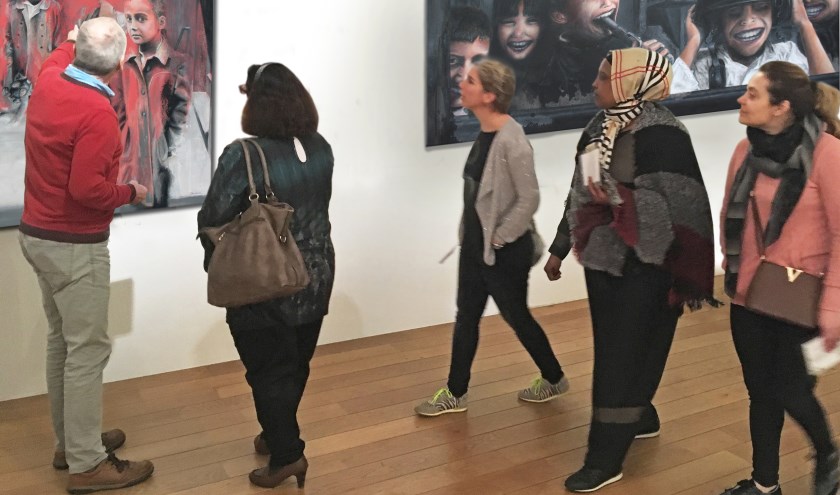 Uitleg tijdens een van de exposities van Onnink. FOTO H. MEIJER