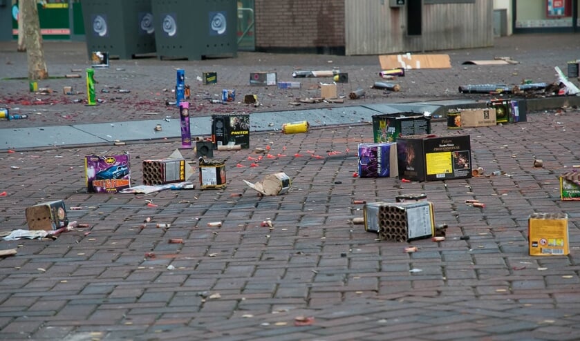 Het kabinet wil de traditie van de jaarwisseling zoveel mogelijk behouden. Daarom blijft het minder gevaarlijke vuurwerk beschikbaar voor consumenten.