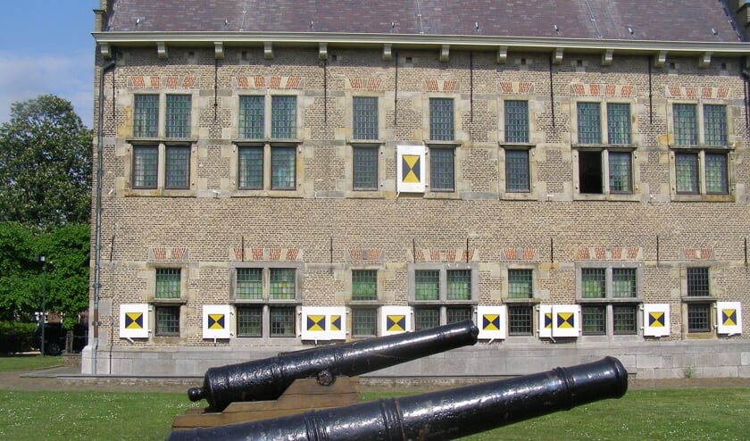 Het stadhuis met de witte luiken.