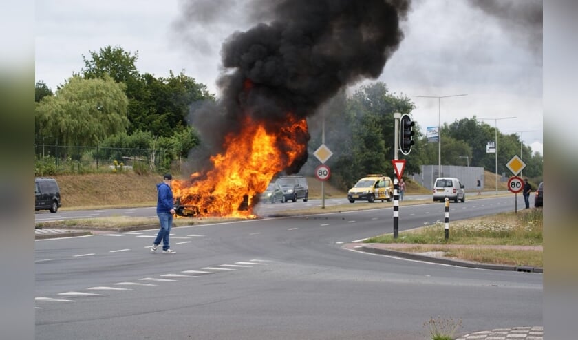 De auto brandde volledig uit.