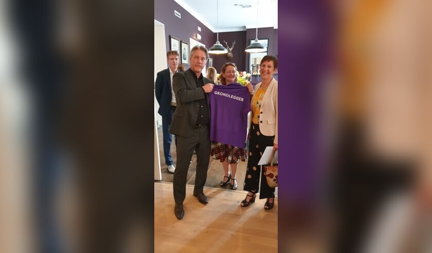 Jan Verbaal ontving uit handen van de directie van De MARQ een uniek polo-shirt als afscheidscadeau. FOTO DE MARQ