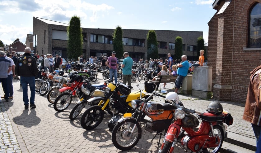 Op het plein voor het café stonden de brommers te glimmen in het zonnetje.