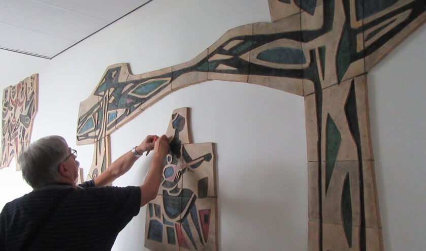 De heemkundekring zoekt helpende handjes om de kunstwerken veilig te stellen. FOTO PIET PAANTJENS