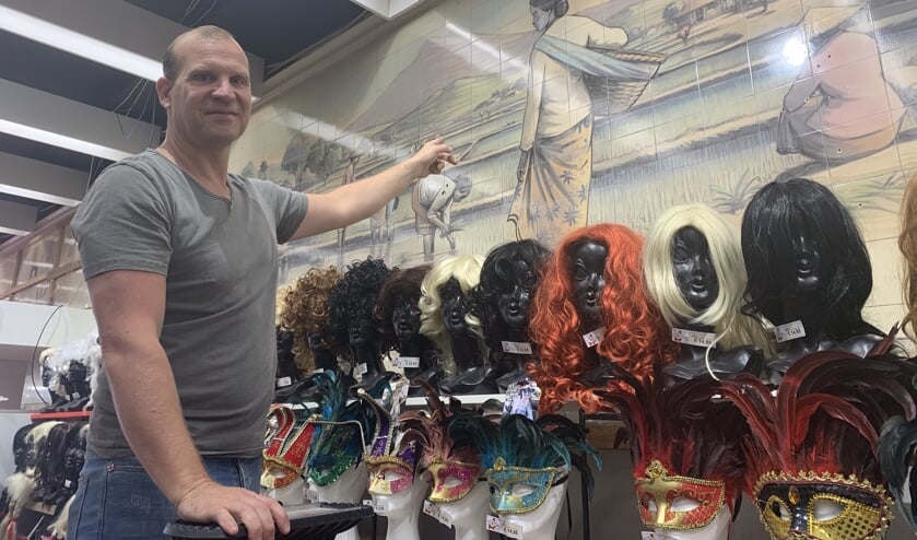 Dennis Sep bij één van de grootste tegeltableaus FOTO REMKO VERMUNT