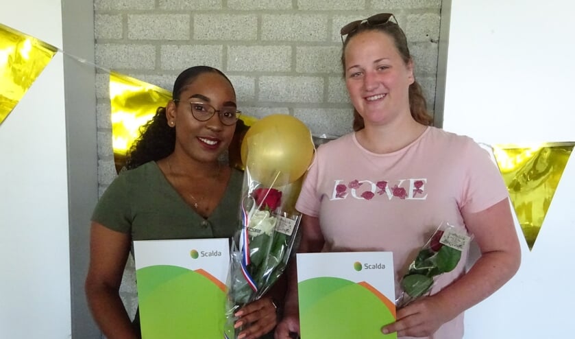 Jesuela en Jasmijn zijn terecht trots op hun diploma.