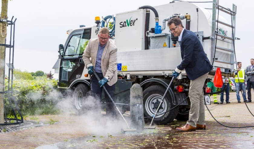 Onkruid mag niet meer met chemische middelen bestrijd worden en daarom wordt gebruik gemaakt van heet water