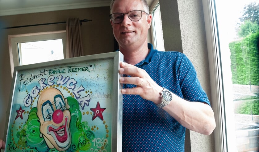 Harry Vergouwen met het presentje voor de familie Reemer.