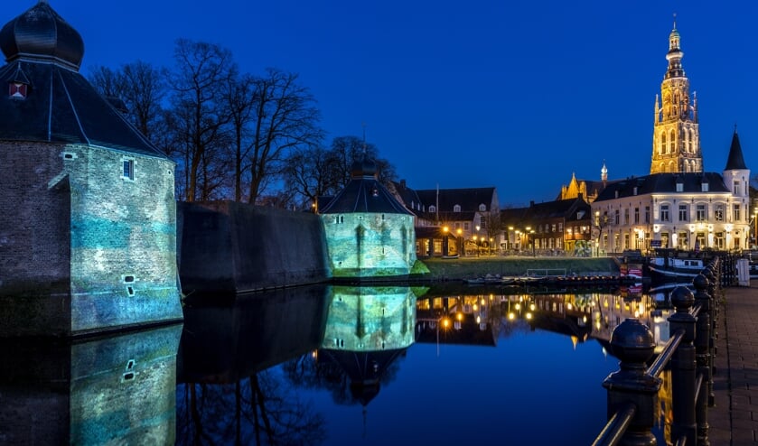 Het verlichte Spanjaardsgat met de Grote Kerk op de achtergrond.