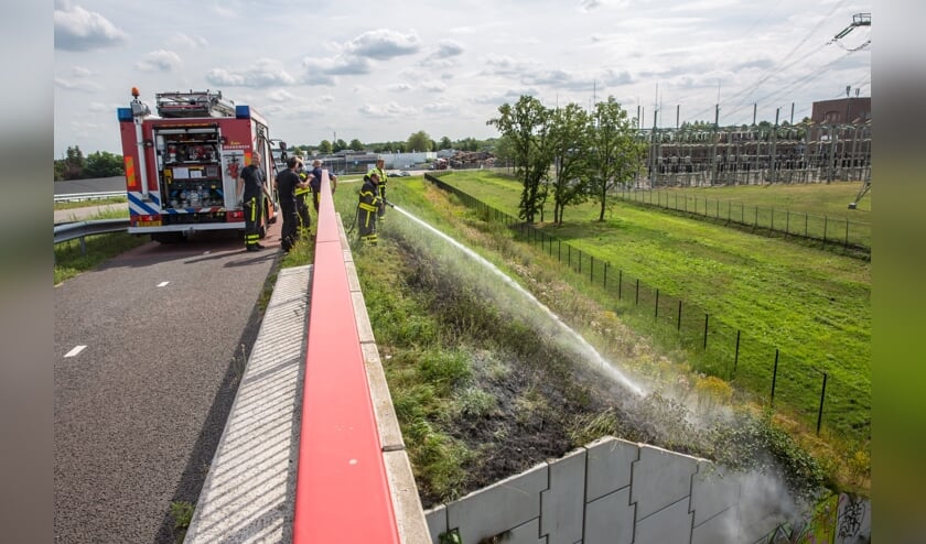 De brandweer had de bermbrand snel onder controle.