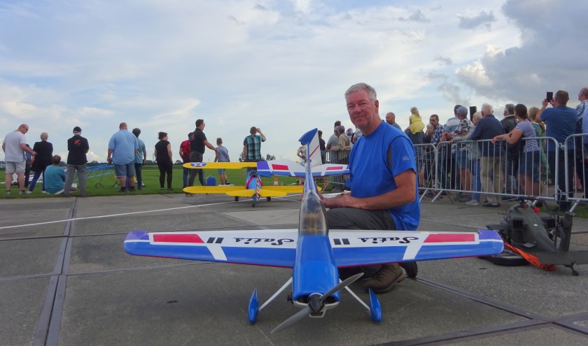 Nico van Kooten met zijn zelfgebouwde modelvliegtuig. FOTO MARIELJA TEN BRUGGENCATE