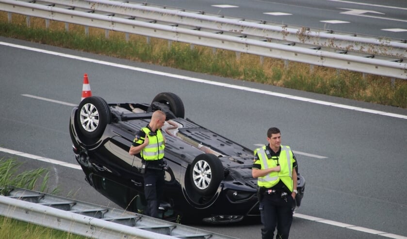 De auto is over de kop gevlogen.